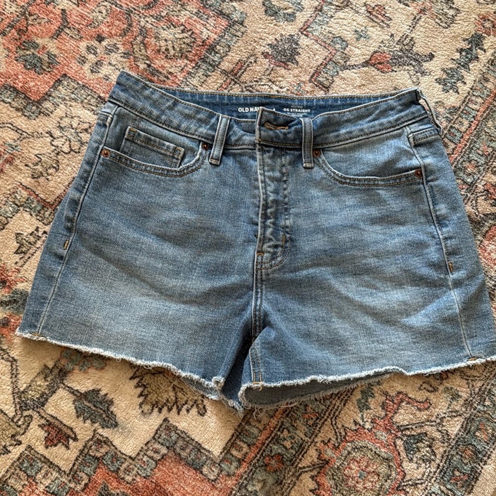 Old Navy women’s size 6 denim shorts, almost brand new, light wash